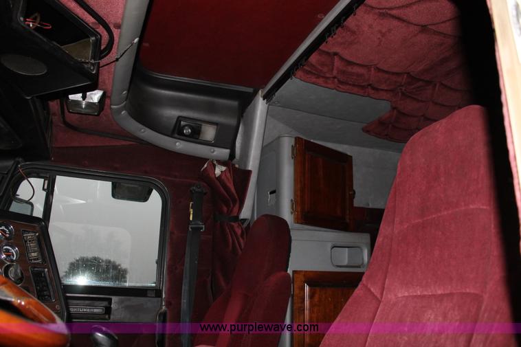 image for item C3760 1998 Freightliner FLD semi truck