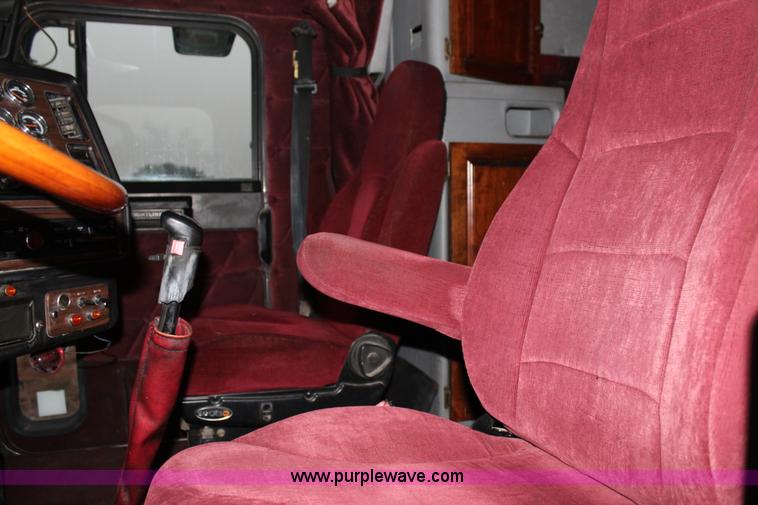 image for item C3760 1998 Freightliner FLD semi truck