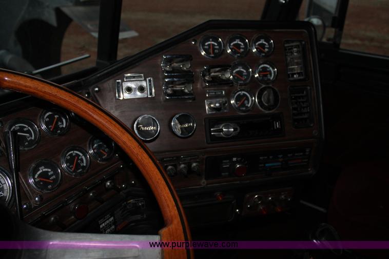 image for item C3760 1998 Freightliner FLD semi truck