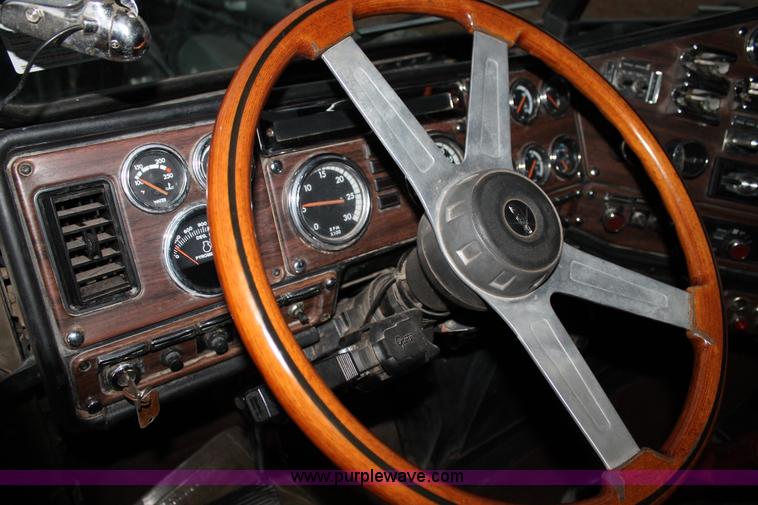 image for item C3760 1998 Freightliner FLD semi truck