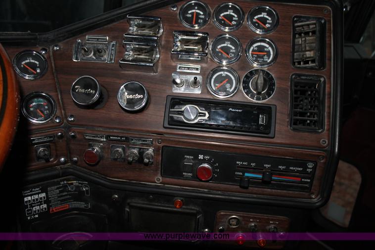 image for item C3760 1998 Freightliner FLD semi truck