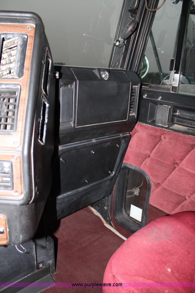 image for item C3760 1998 Freightliner FLD semi truck