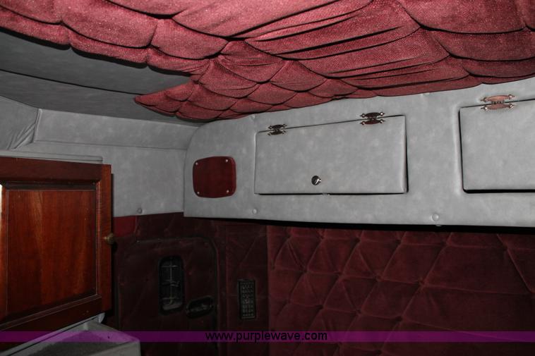 image for item C3760 1998 Freightliner FLD semi truck