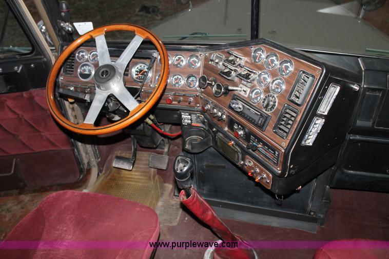 image for item C3760 1998 Freightliner FLD semi truck