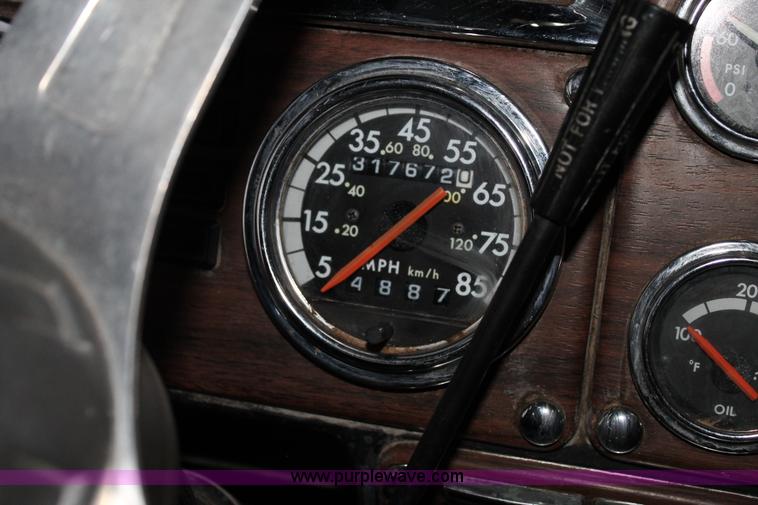 image for item C3760 1998 Freightliner FLD semi truck