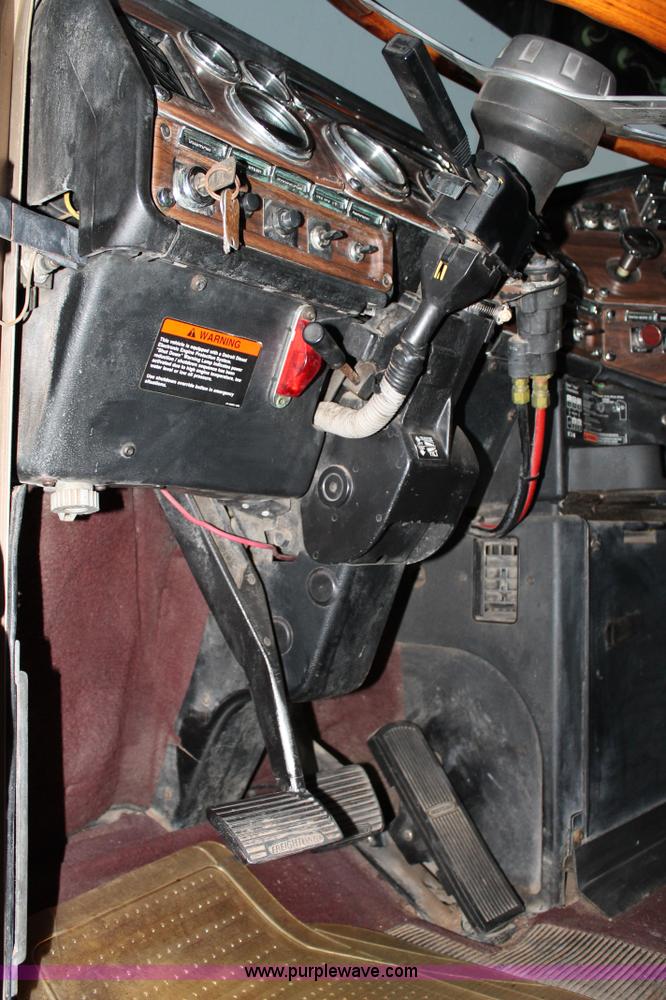 image for item C3760 1998 Freightliner FLD semi truck