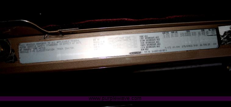 image for item C3760 1998 Freightliner FLD semi truck