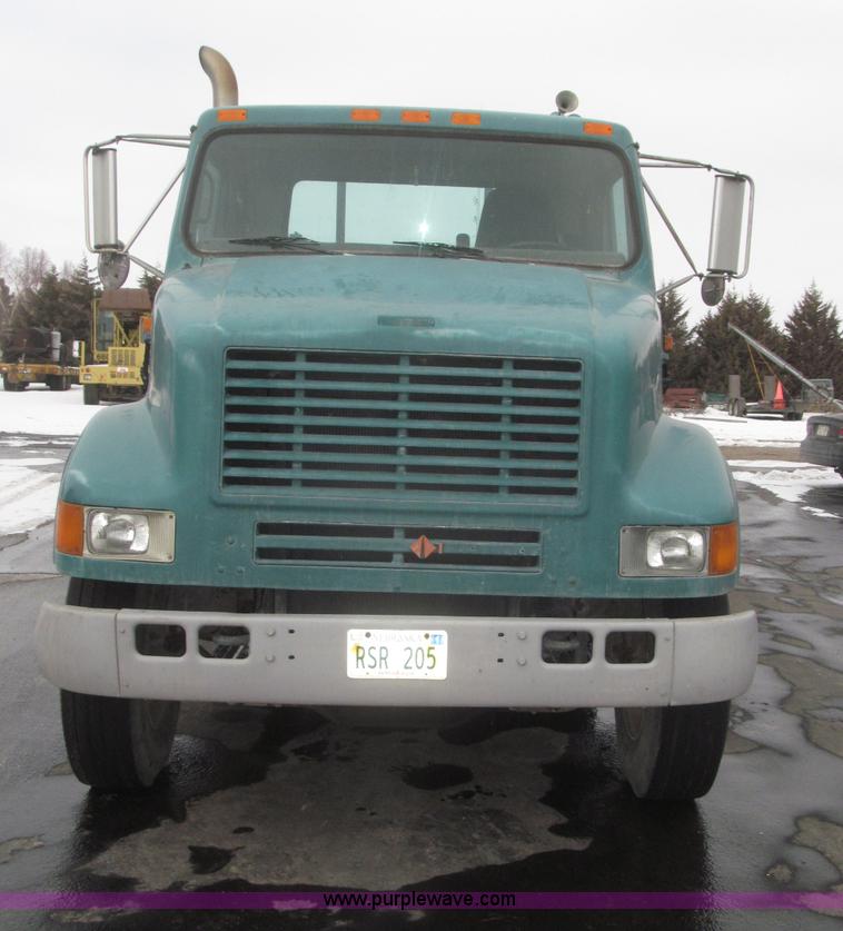 image for item F7241 1990 International 8100 semi truck