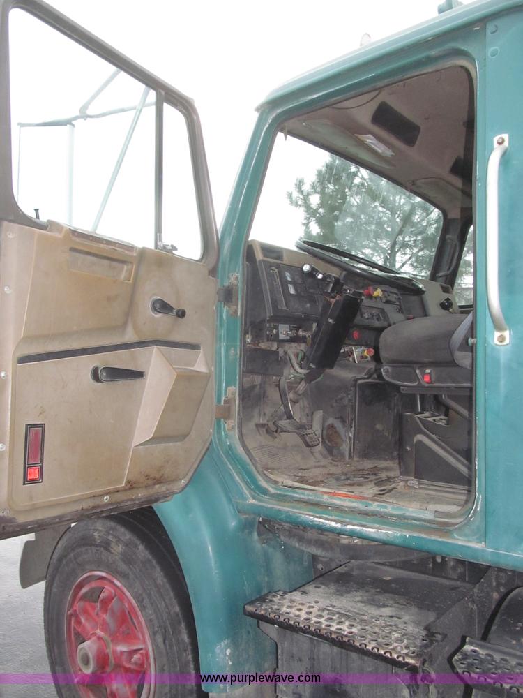 image for item F7241 1990 International 8100 semi truck