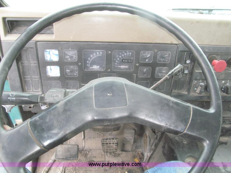 image for item F7241 1990 International 8100 semi truck