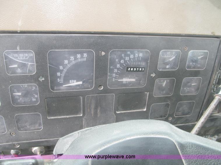 image for item F7241 1990 International 8100 semi truck