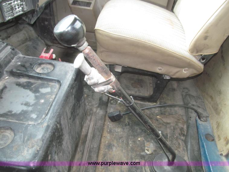 image for item F7241 1990 International 8100 semi truck