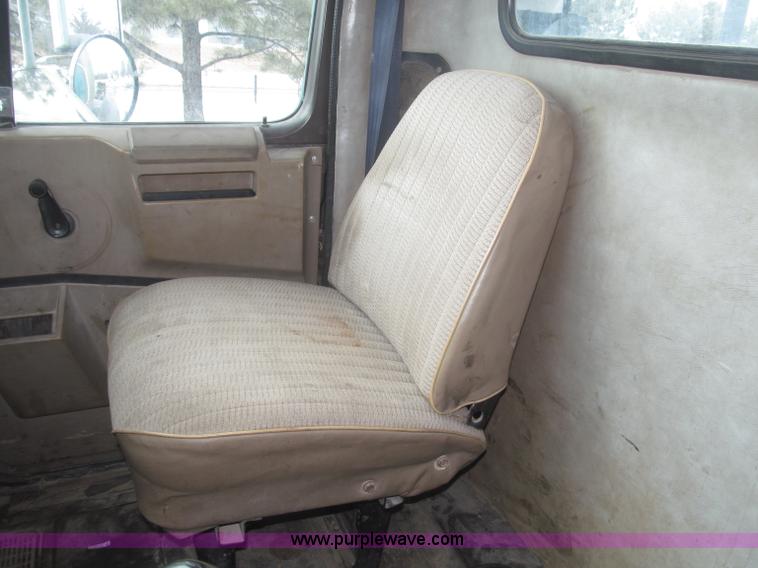 image for item F7241 1990 International 8100 semi truck