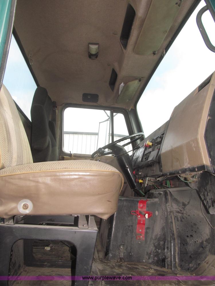 image for item F7241 1990 International 8100 semi truck