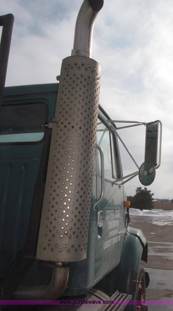 image for item F7241 1990 International 8100 semi truck