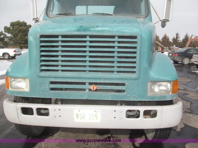 image for item F7241 1990 International 8100 semi truck