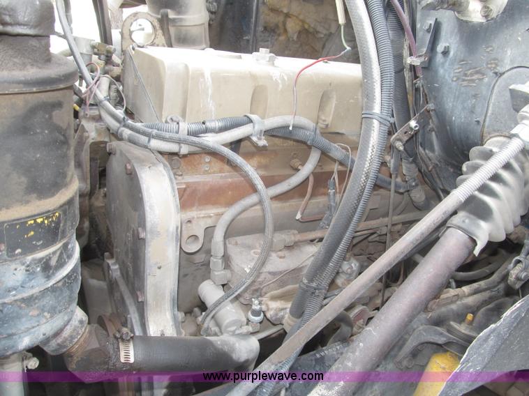 image for item F7241 1990 International 8100 semi truck