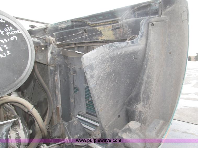 image for item F7241 1990 International 8100 semi truck