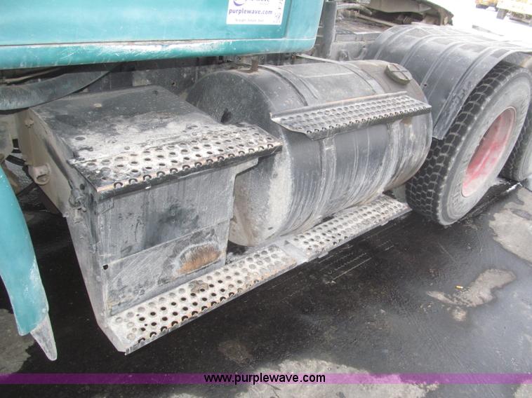 image for item F7241 1990 International 8100 semi truck