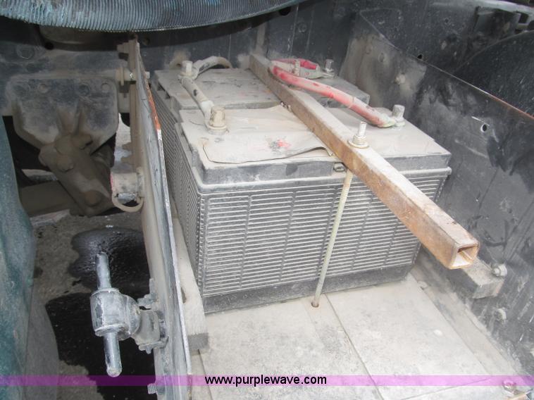 image for item F7241 1990 International 8100 semi truck