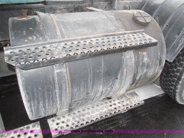 image for item F7241 1990 International 8100 semi truck