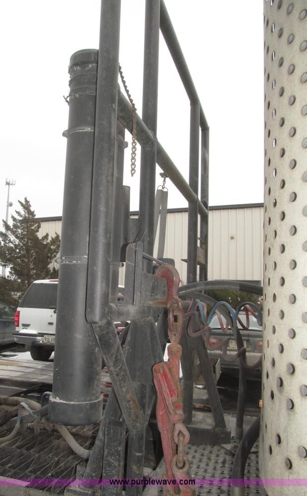 image for item F7241 1990 International 8100 semi truck