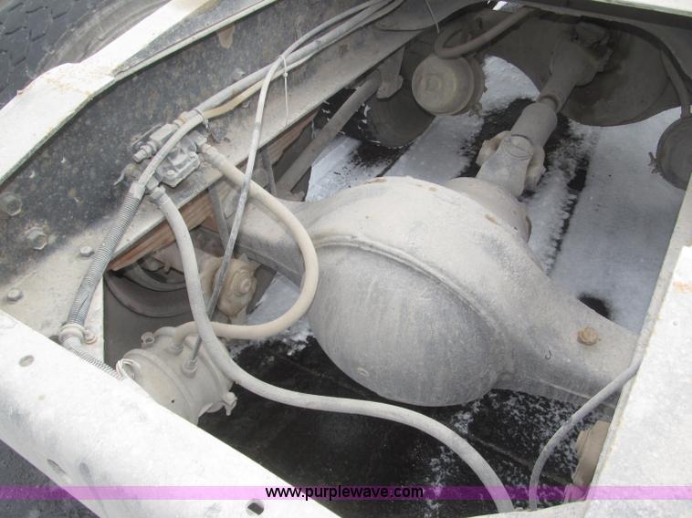 image for item F7241 1990 International 8100 semi truck