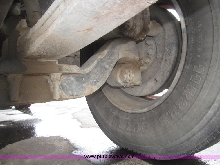 image for item F7241 1990 International 8100 semi truck