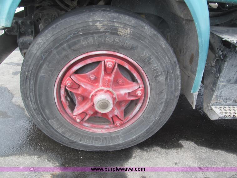 image for item F7241 1990 International 8100 semi truck