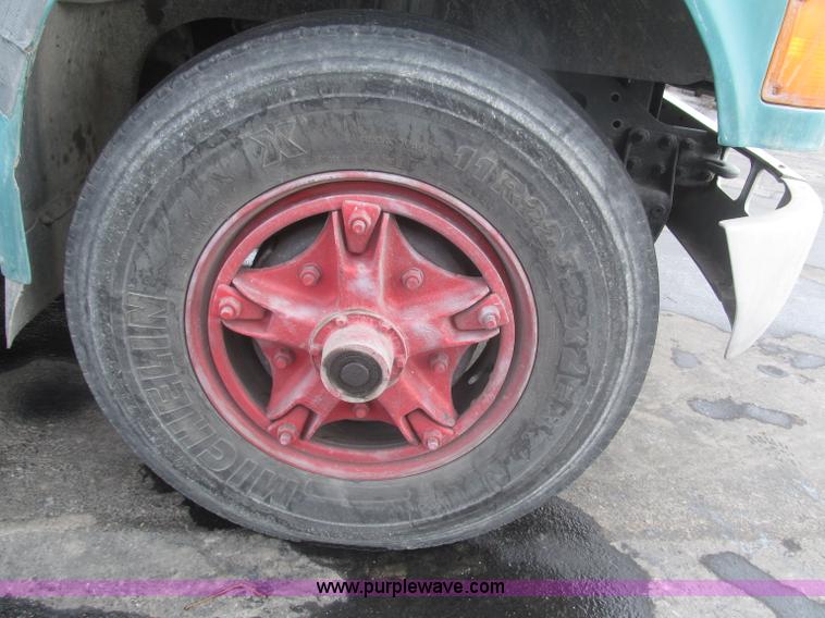 image for item F7241 1990 International 8100 semi truck