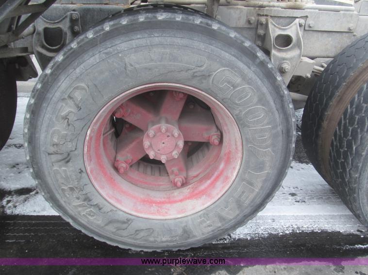 image for item F7241 1990 International 8100 semi truck