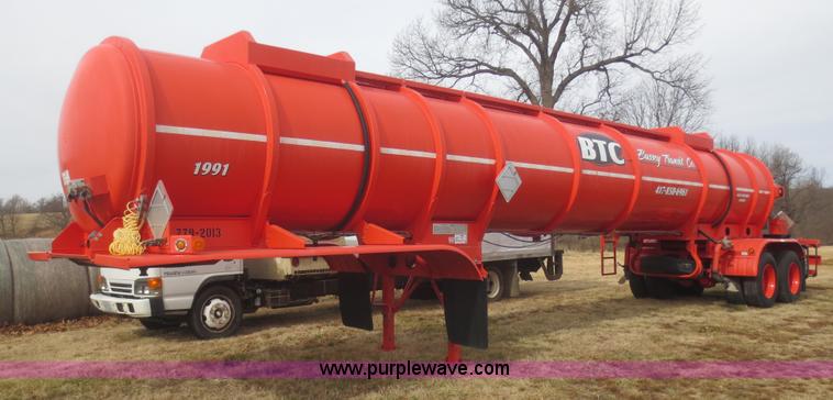 image for item F8179 2004 Heil 6000G water tanker trailer