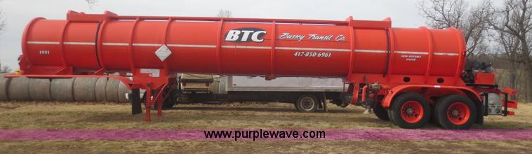 image for item F8179 2004 Heil 6000G water tanker trailer
