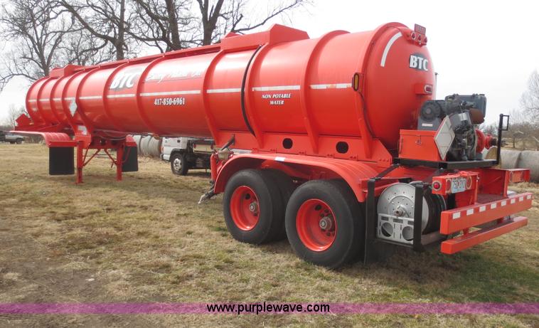 image for item F8179 2004 Heil 6000G water tanker trailer