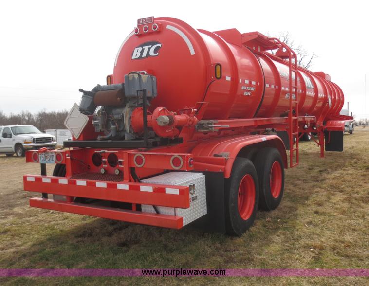 image for item F8179 2004 Heil 6000G water tanker trailer