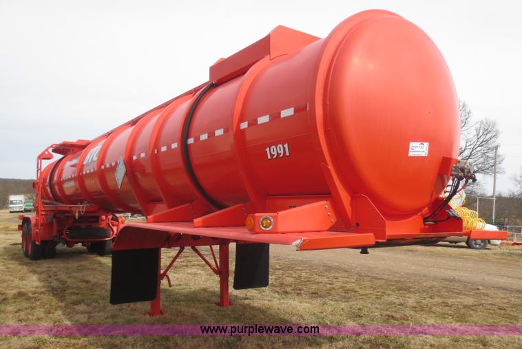 image for item F8179 2004 Heil 6000G water tanker trailer