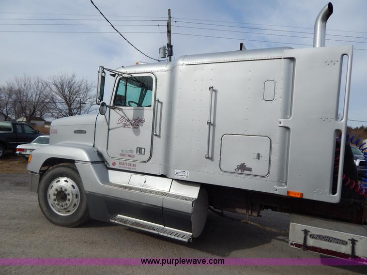 image for item G9355 1991 Freightliner FC70 Cargo semi truck