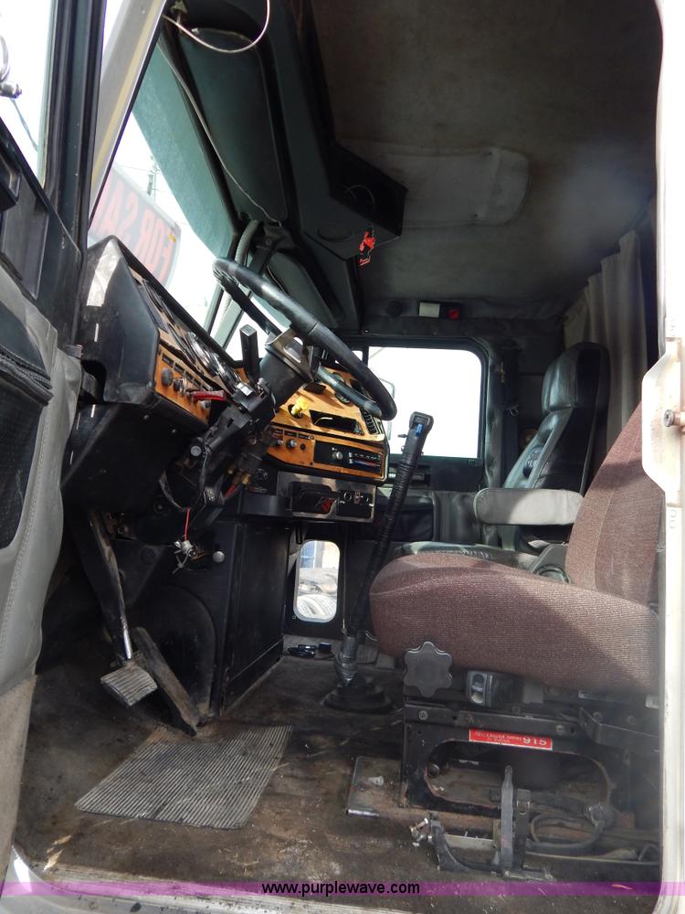 image for item G9355 1991 Freightliner FC70 Cargo semi truck