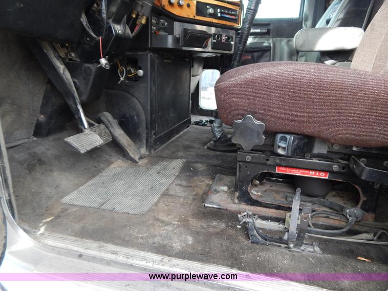 image for item G9355 1991 Freightliner FC70 Cargo semi truck