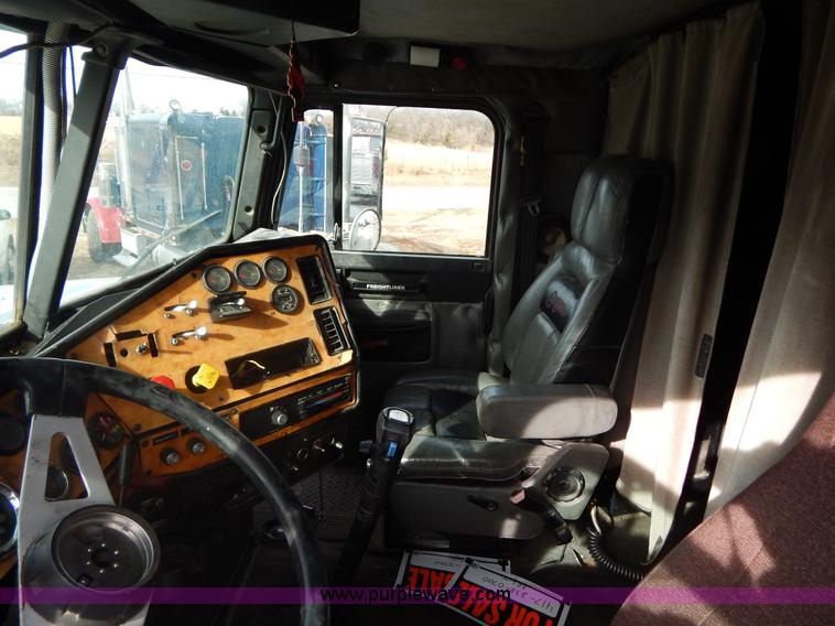 image for item G9355 1991 Freightliner FC70 Cargo semi truck