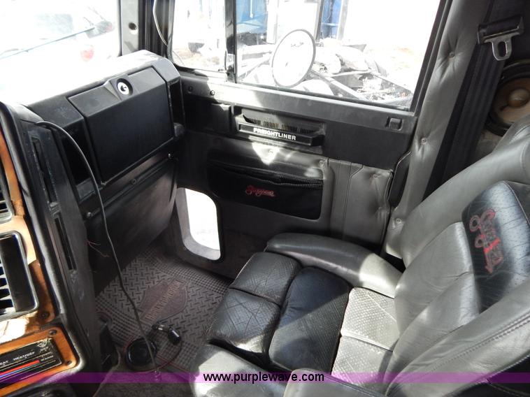 image for item G9355 1991 Freightliner FC70 Cargo semi truck