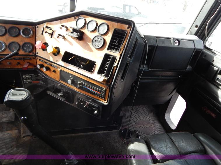 image for item G9355 1991 Freightliner FC70 Cargo semi truck