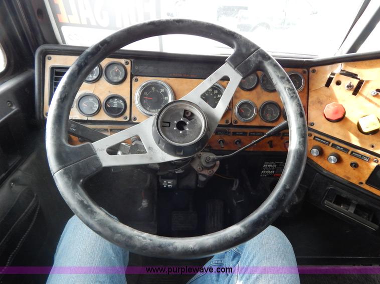 image for item G9355 1991 Freightliner FC70 Cargo semi truck