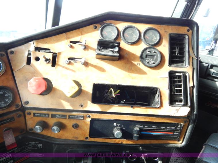 image for item G9355 1991 Freightliner FC70 Cargo semi truck