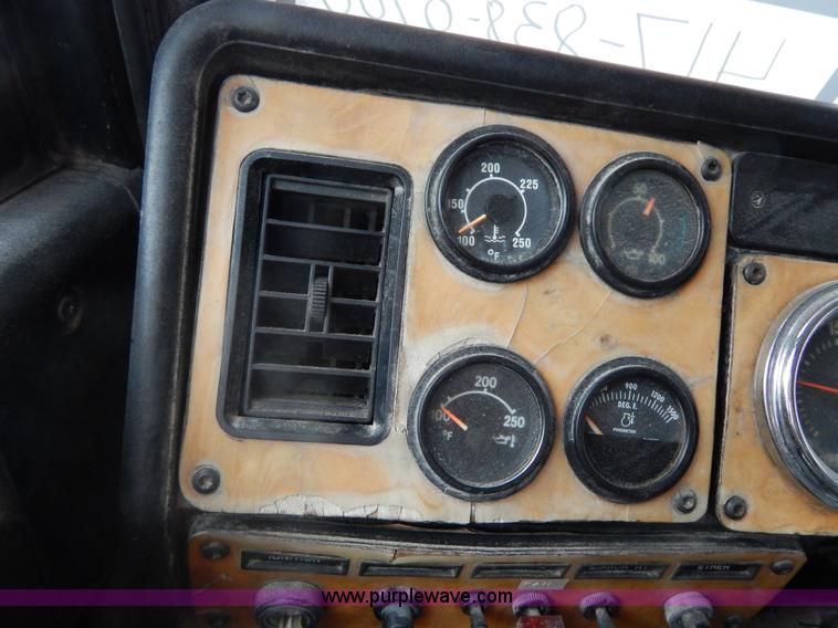 image for item G9355 1991 Freightliner FC70 Cargo semi truck