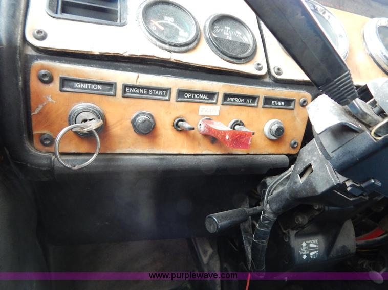 image for item G9355 1991 Freightliner FC70 Cargo semi truck