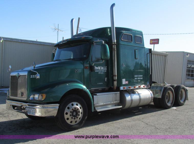 image for item G9365 2000 International 9400i semi truck