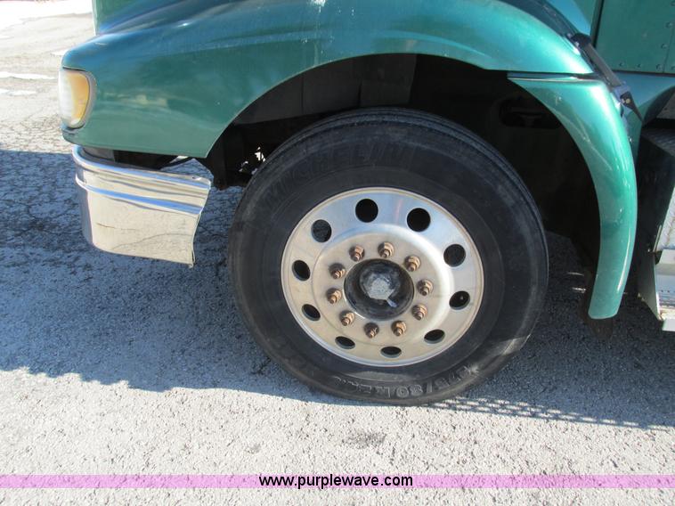 image for item G9365 2000 International 9400i semi truck