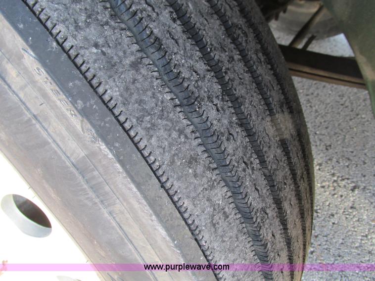 image for item G9365 2000 International 9400i semi truck