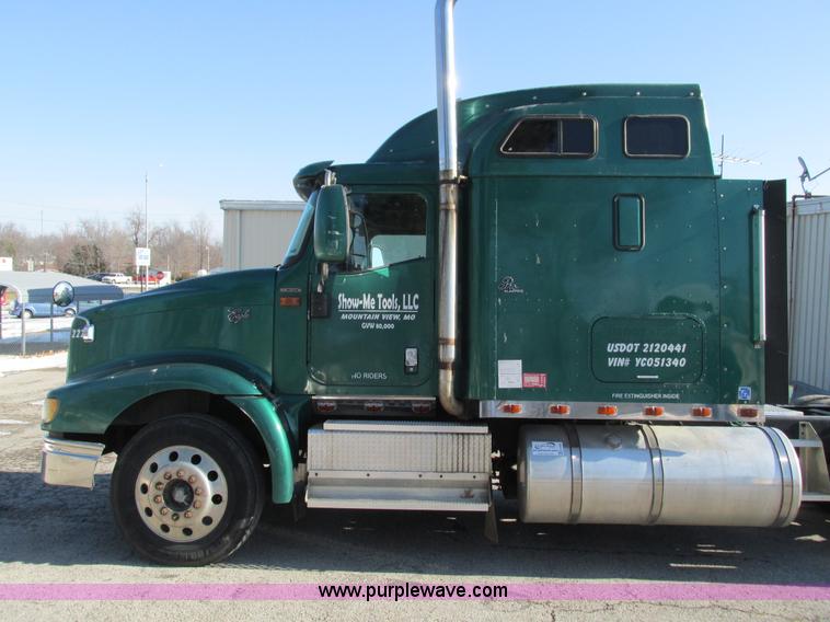 image for item G9365 2000 International 9400i semi truck